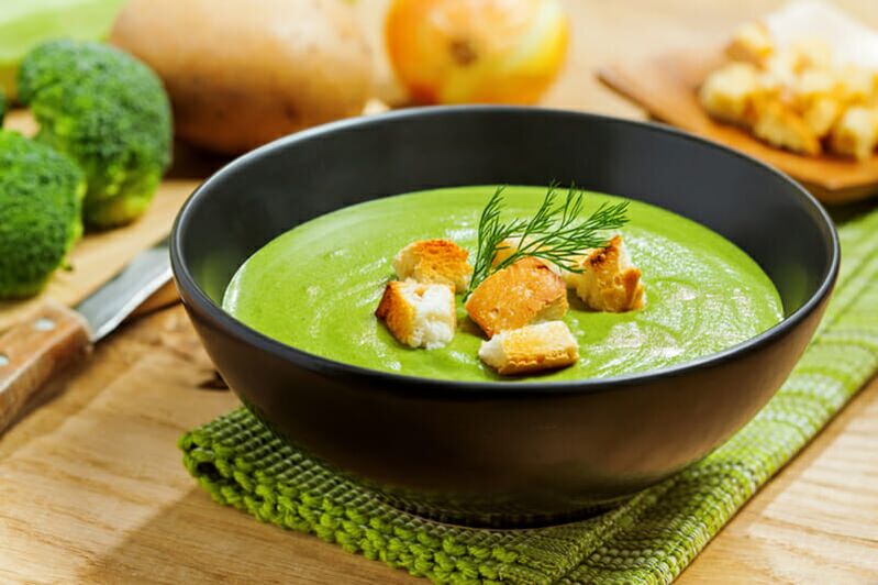 Zupa krem ​​brokułowy w odżywczym menu na odchudzanie