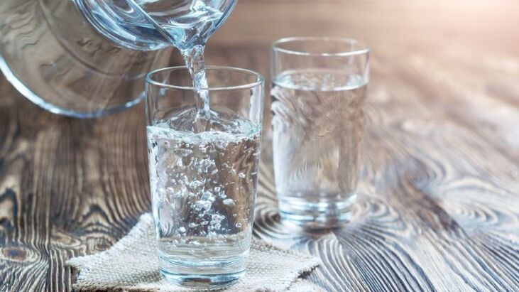 szklanka wody na dietę pitną