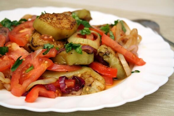 Dieta Maggi zawiera zdrową sałatkę z warzyw i gotowanego bakłażana. 