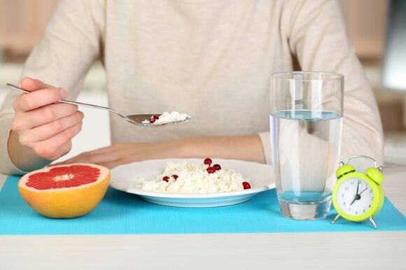 Śniadanie diety twarogowej Maggi składa się z twarogu i owoców cytrusowych