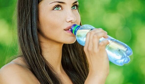 Aby skutecznie schudnąć, należy pić odpowiednią ilość wody. 
